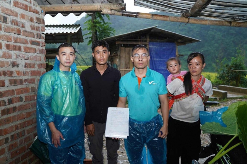 Vingroup trao quà cứu trợ