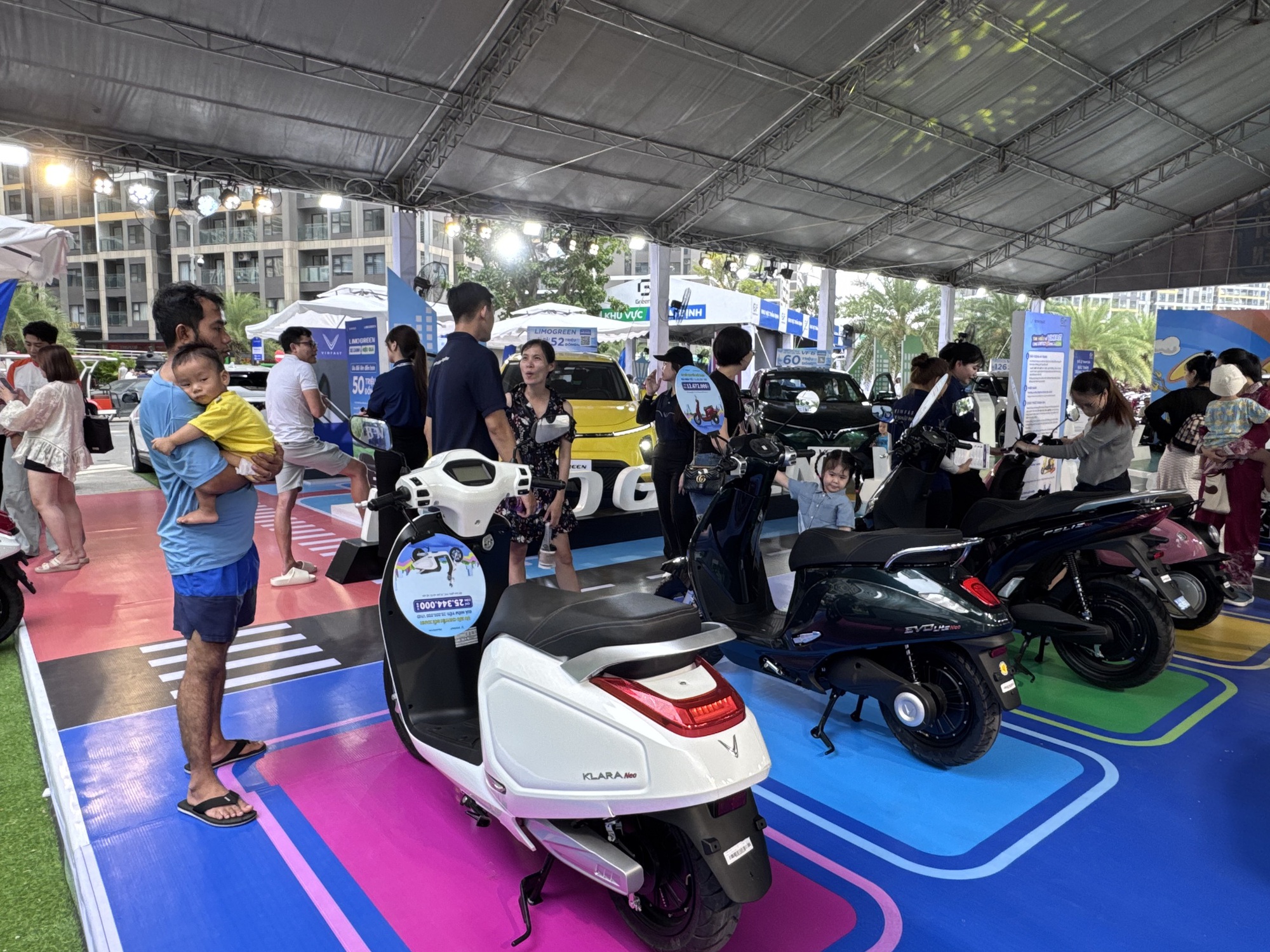 Người tiêu dùng ngày càng quan tâm đến xe máy điện