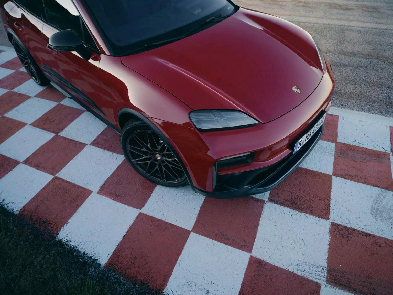 Góc nghiêng chiếc Porsche Macan GTS điện màu xanh