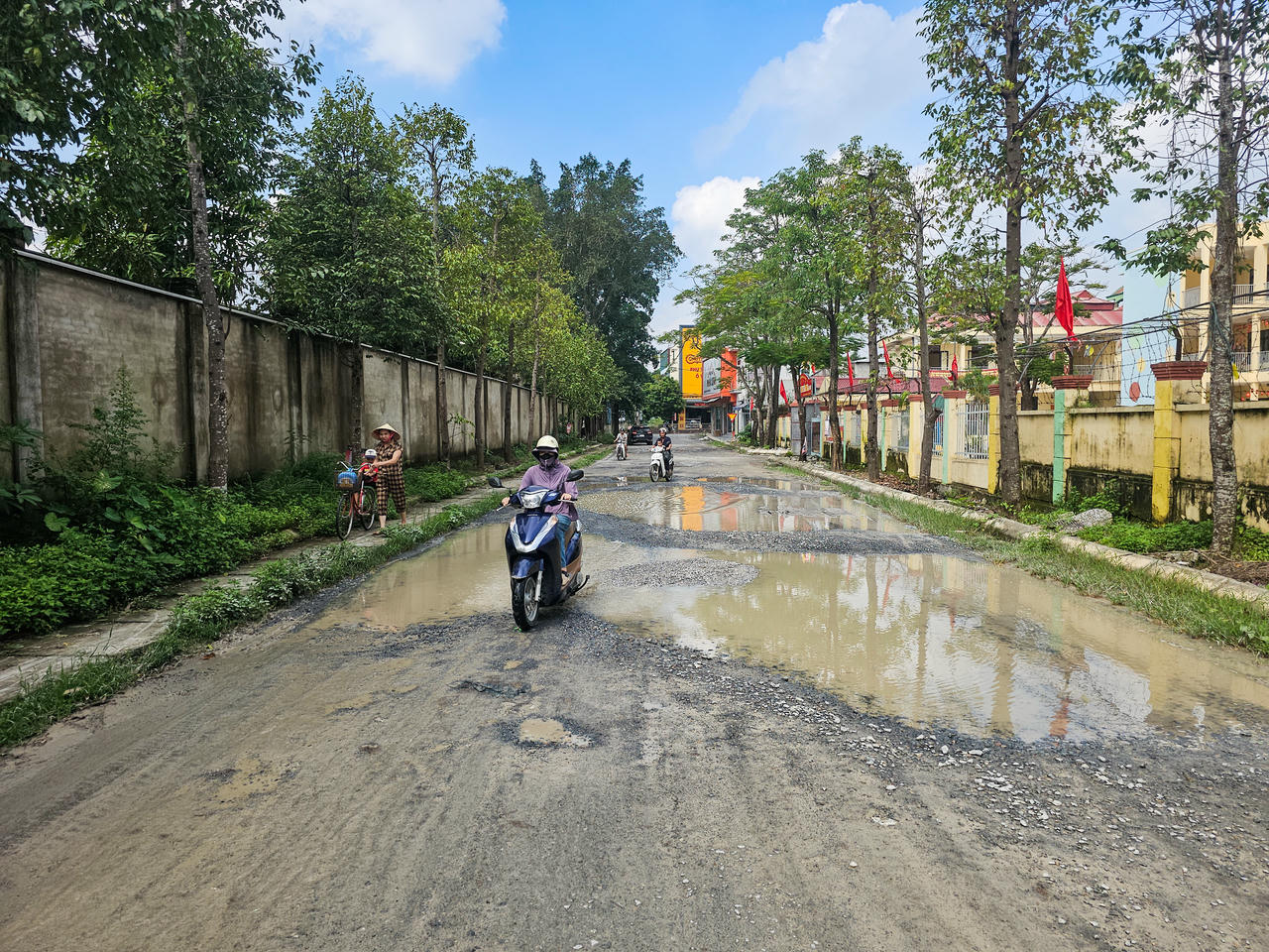 Nước tù đọng trên mặt đường khi trời mưa