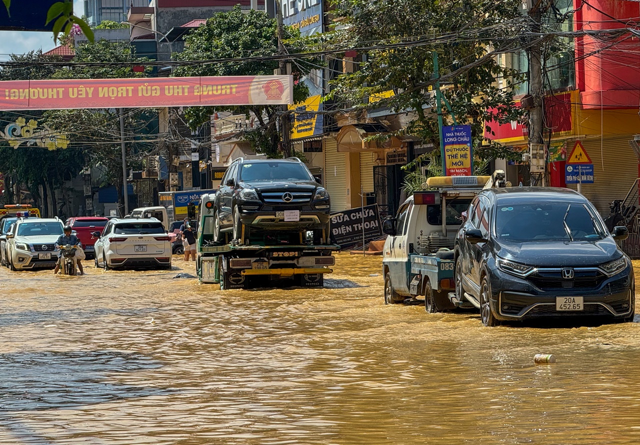 Xế hộp bị ngập trong bùn đất dày đặc