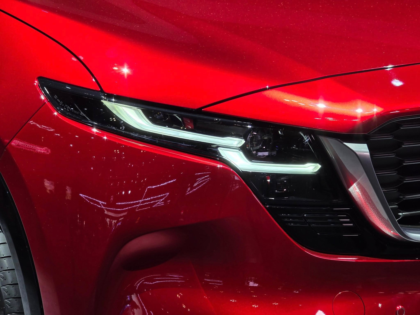Phần đầu xe Mazda CX-5 mới với đèn pha LED chữ L