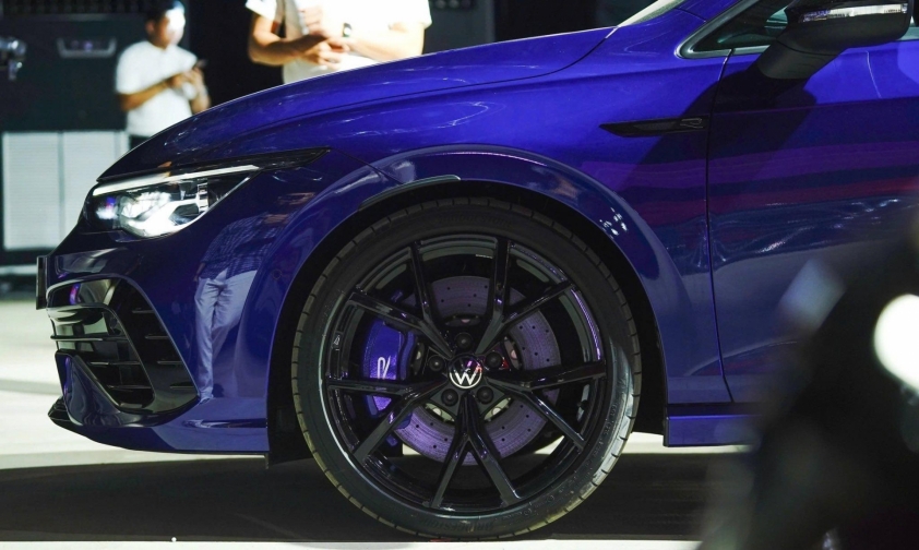 Cánh gió và ống xả Volkswagen Golf R Performance