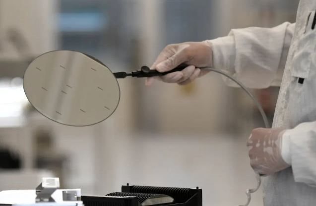 Nhà máy ô tô chịu tác động khủng hoảng chip