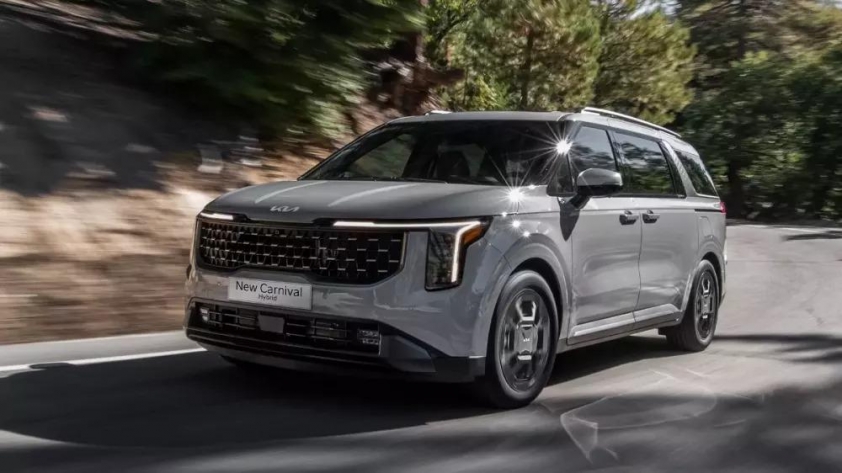 Kia Carnival màu trắng