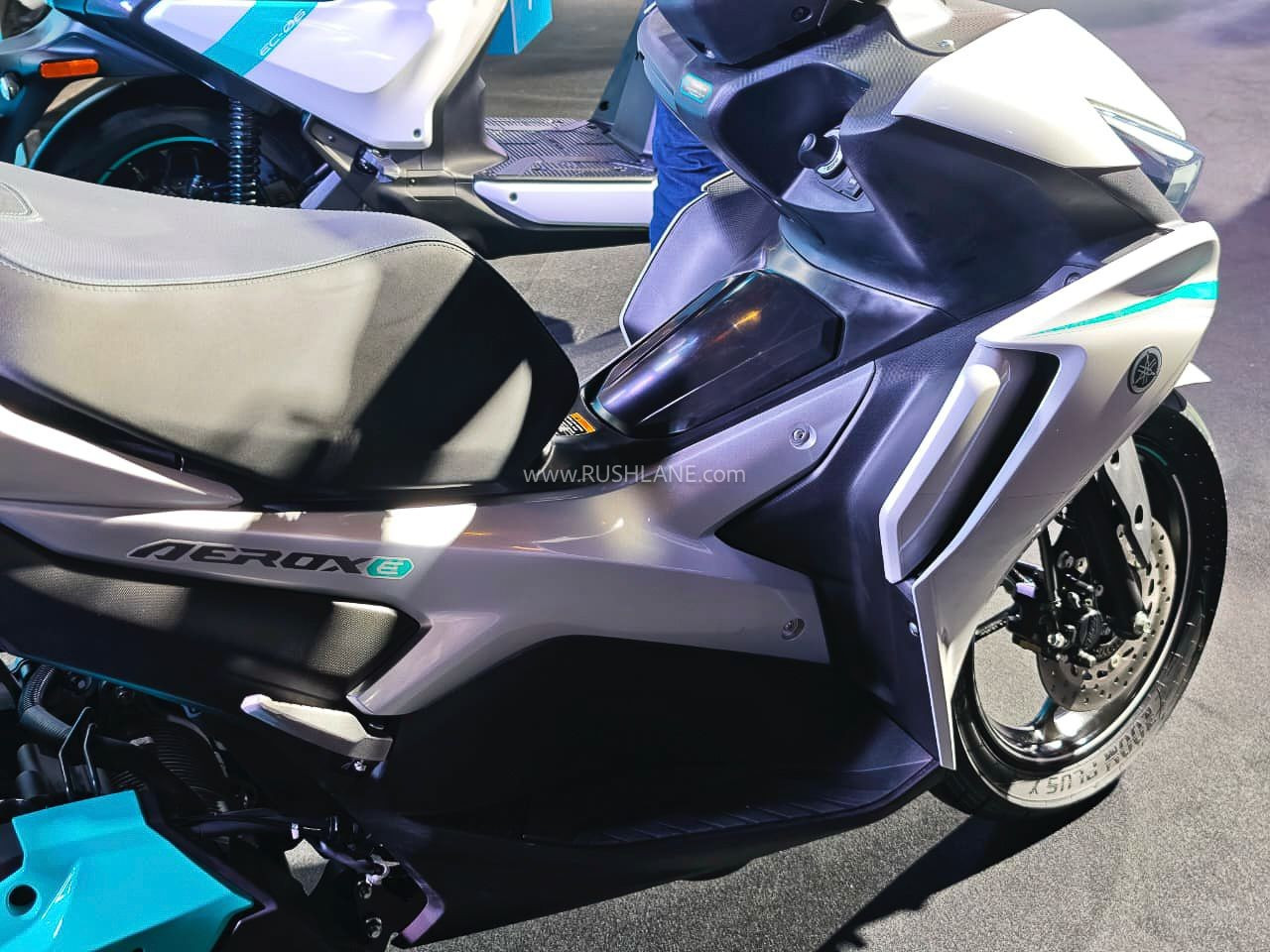 Logo chữ X trên đầu xe điện Aerox E