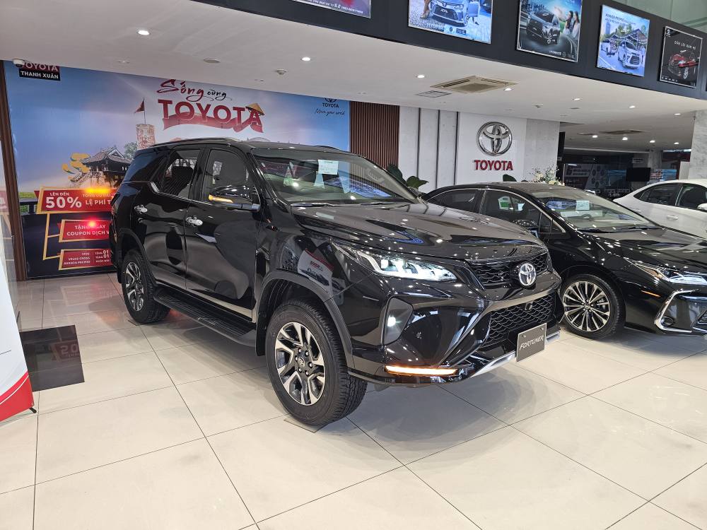 Toyota Fortuner SUV gầm cao