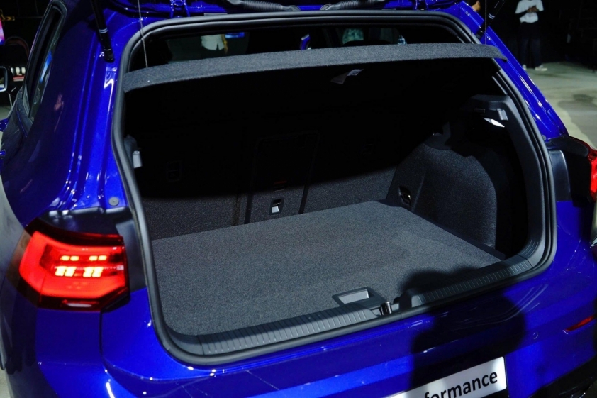 Khoang lái Volkswagen Golf R Performance