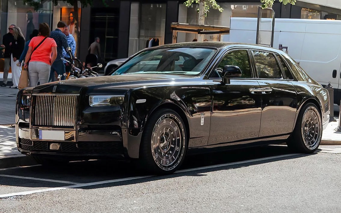 Phantom độ mâm Novitec nổi bật trên phố Rolls-Royce Phantom với mâm phong cách Rolex