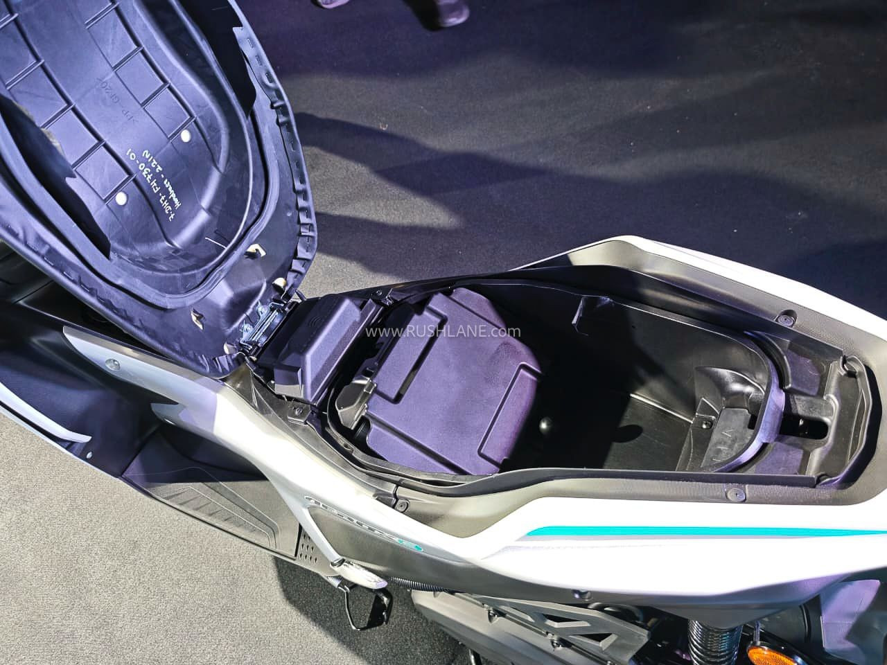 Bộ pin tháo rời dễ dàng trên Aerox E