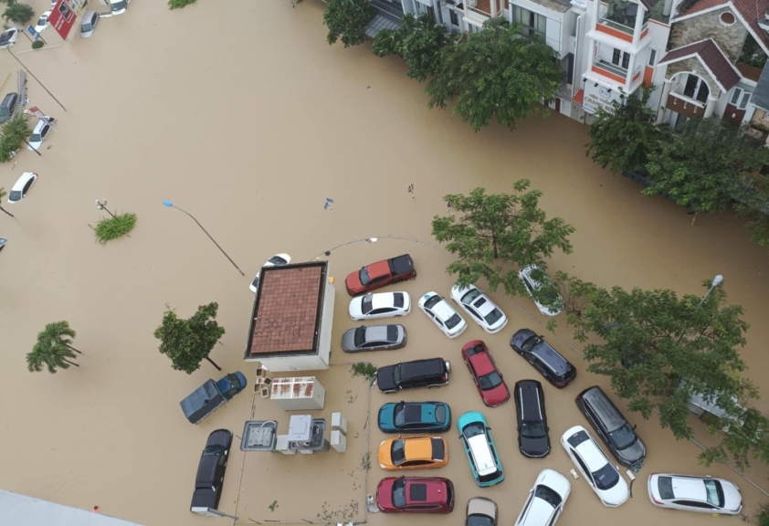 Mưa lớn nhấn chìm nhiều khu vực ở Nha Trang, hàng trăm ô tô ngập trong nước lũ 744727 Ô tô bị nước lũ bao phủ gần như hoàn toàn