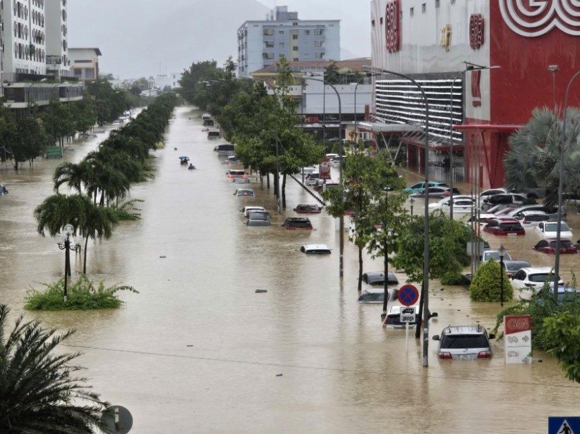 Mưa lớn nhấn chìm nhiều khu vực ở Nha Trang, hàng trăm ô tô ngập trong nước lũ 744728 Người dân cập nhật thông tin về tình trạng ngập tại nhà mình