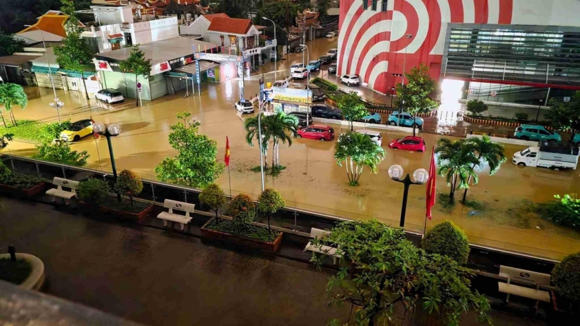 Mưa lớn nhấn chìm nhiều khu vực ở Nha Trang, hàng trăm ô tô ngập trong nước lũ 744725 Nhiều ô tô ngập sâu trong nước lũ tại Nha Trang