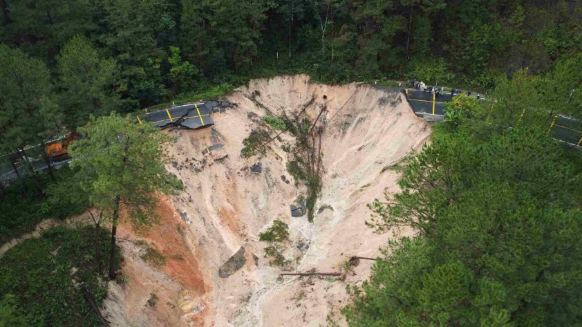 Sạt lở đất đá trên đèo Prenn gây khó khăn giao thông