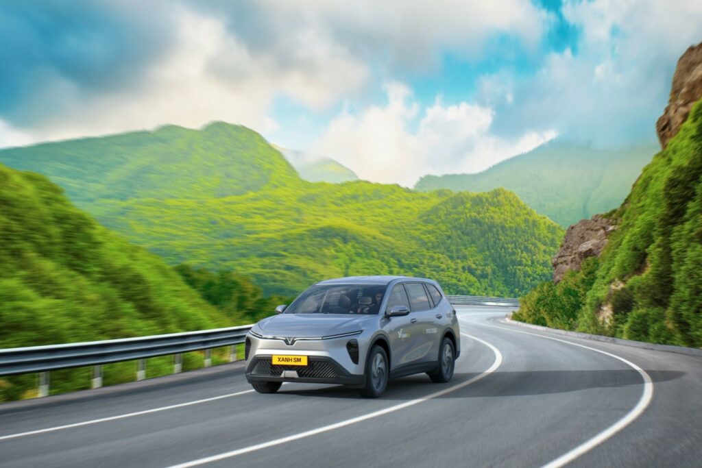 Xanh SM của tỷ phú Phạm Nhật Vượng bắt đầu triển khai dịch vụ xe ghép 7 chỗ liên tỉnh bằng Limo Green, chạy từ 4h sáng, tần suất 60 phút/chuyến- Ảnh 1. Xe Limo Green chạy tuyến liên tỉnh