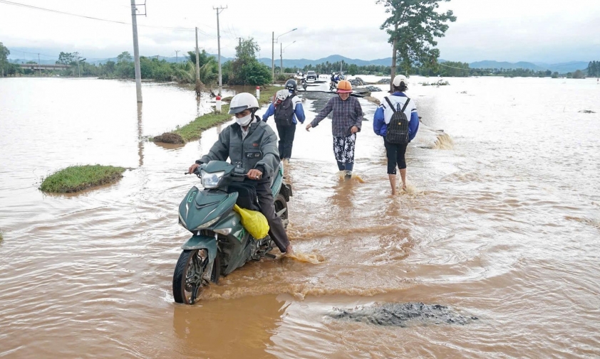 Lớp nhựa mặt đường bị cuốn trôi trên cầu Quý Đức