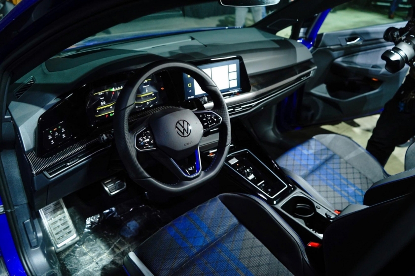 Vô-lăng và bảng đồng hồ Volkswagen Golf R Performance