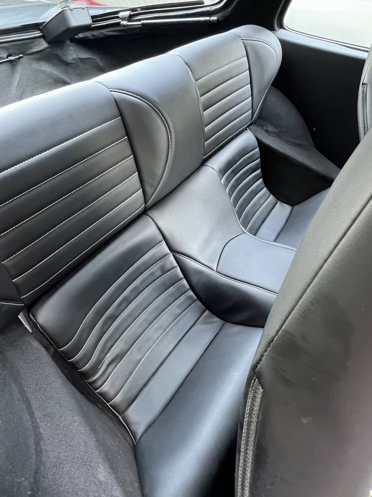 Nội thất da bọc màu đen