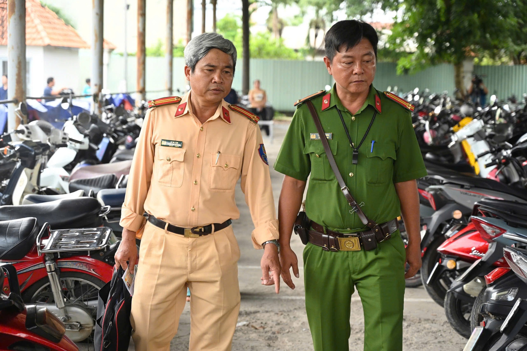 Lực lượng chức năng kiểm tra bãi giữ xe trường học