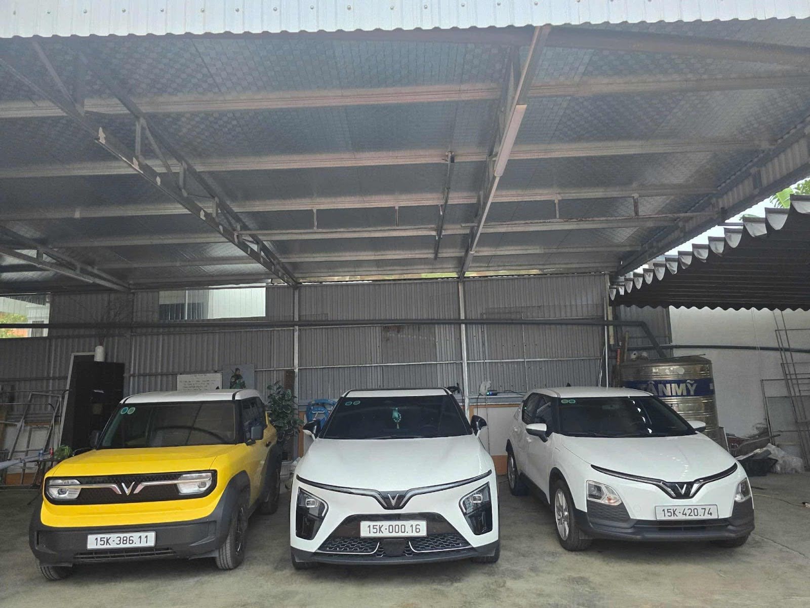 So sánh mất giá giữa xe xăng và xe điện