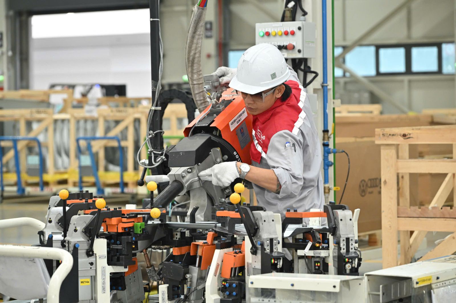 Bộ trưởng Bộ Công Thương hai nước thăm nhà máy ô tô hiện đại