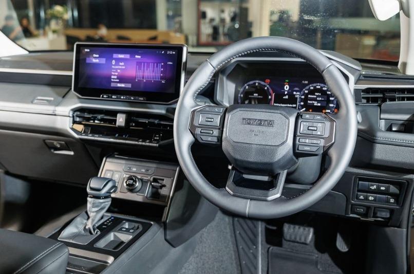 Khoang nội thất hiện đại với màn hình lớn