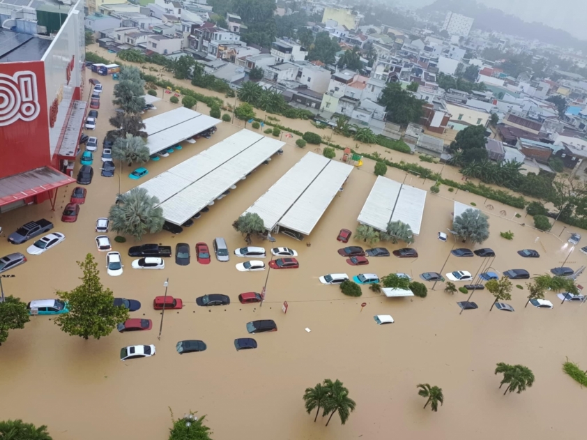 Mưa lớn nhấn chìm nhiều khu vực ở Nha Trang, hàng trăm ô tô ngập trong nước lũ 744726 Nước lũ ngập nhiều tuyến đường tại Nha Trang