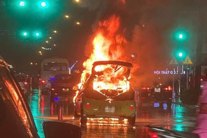 Ô tô bốc cháy dữ dội trên phố Nguyễn Văn Luyện