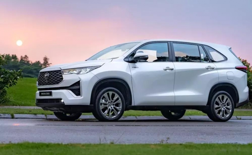 VinFast Limo Green thống trị phân khúc MPV tháng 10/2025, doanh số gần gấp đôi Mitsubishi Xpander Toyota Veloz Cross và Innova Cross cạnh tranh trong nhóm xe MPV