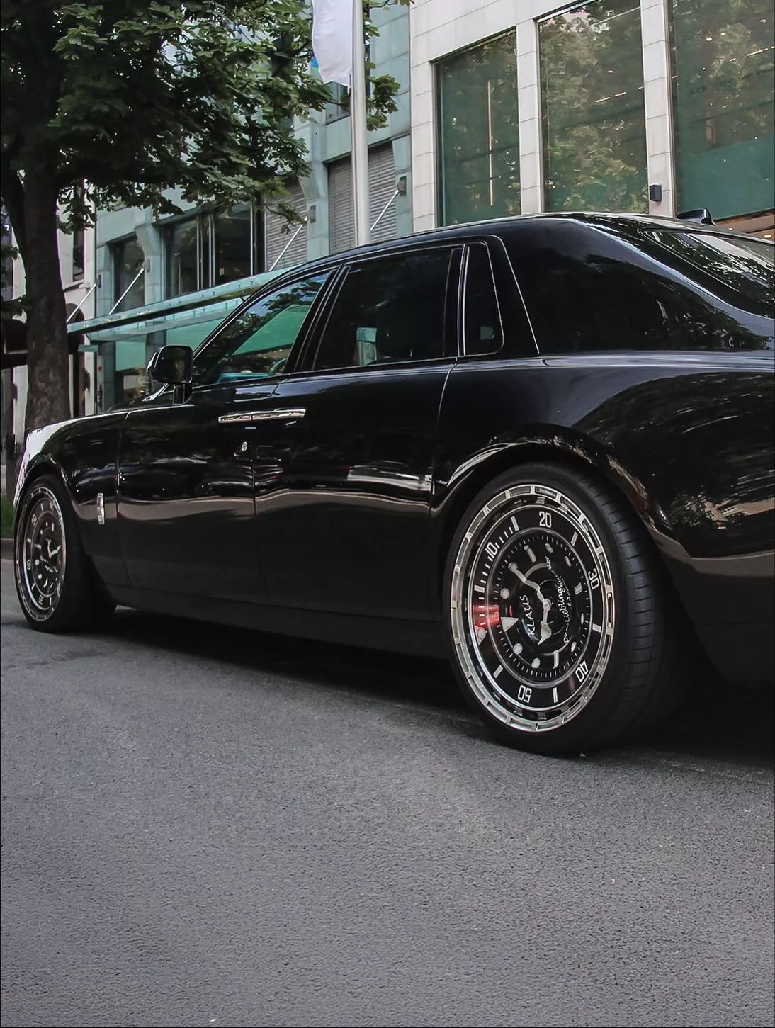 Phantom nhìn trực diện với chi tiết mâm đặc sắc Thiết kế mặt đồng hồ trên bánh xe Rolls-Royce Phantom