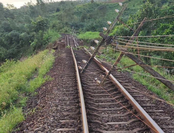 Các đoàn tàu tạm ngừng hoạt động trên tuyến