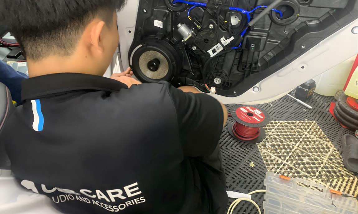 Kỹ thuật viên thực hiện quy trình nâng cấp âm thanh