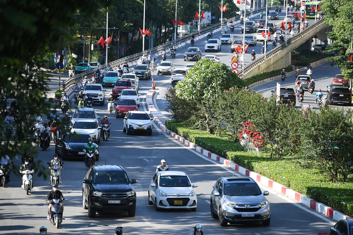 Giao thông Hà Nội chen chúc, nối đuôi kéo dài