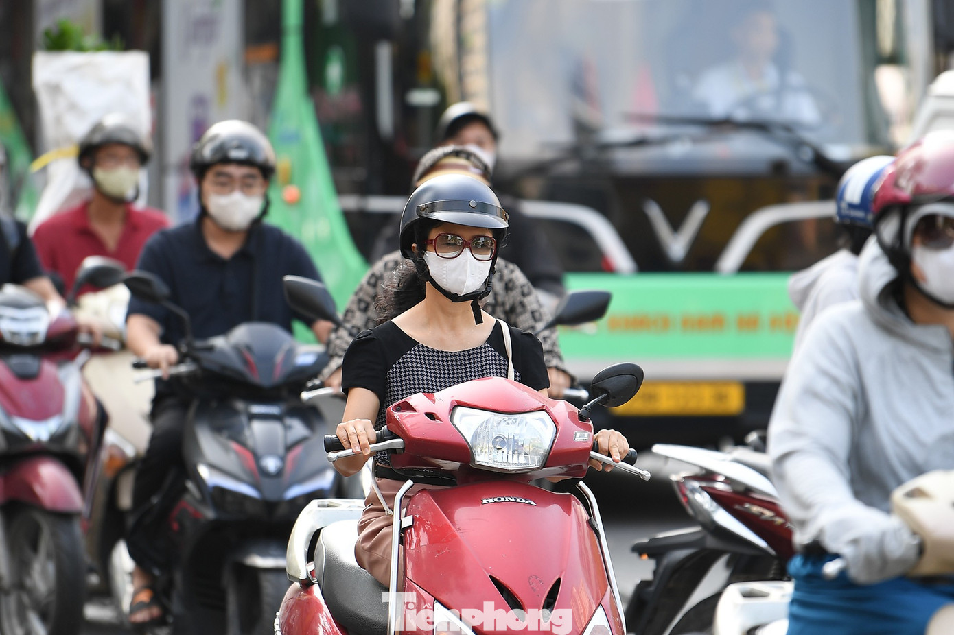 Xe buýt và buýt điện hoạt động đều nhưng chưa chiếm ưu thế