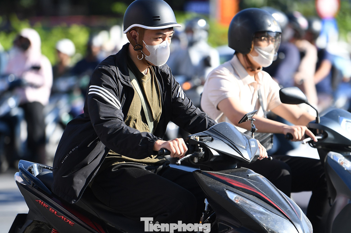 Người đi làm kẹt xe trong thành phố