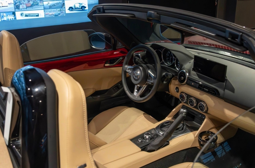 Vô lăng ba chấu bọc da và đồng hồ kỹ thuật số trên MX-5 Miata