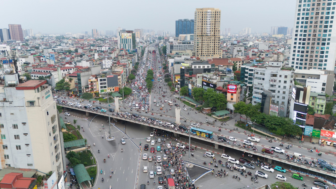 Xe máy xăng di chuyển sát nhau trên phố nhỏ