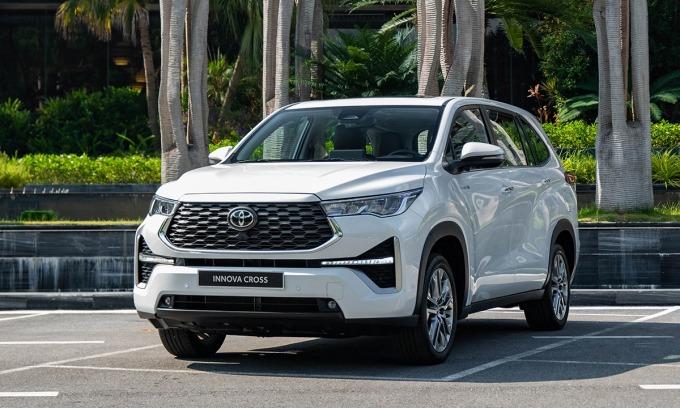 Cuộc đua doanh số xe hybrid Innova Cross vs Corolla Cross