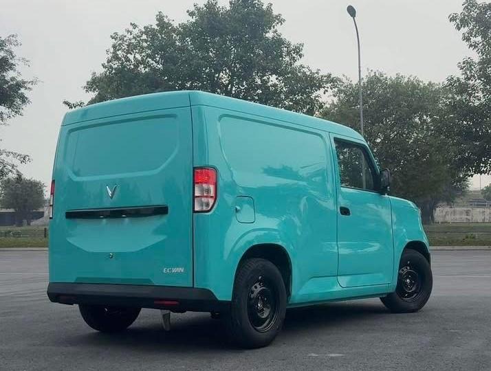 Đuôi xe và bộ mâm sắt sơn đen