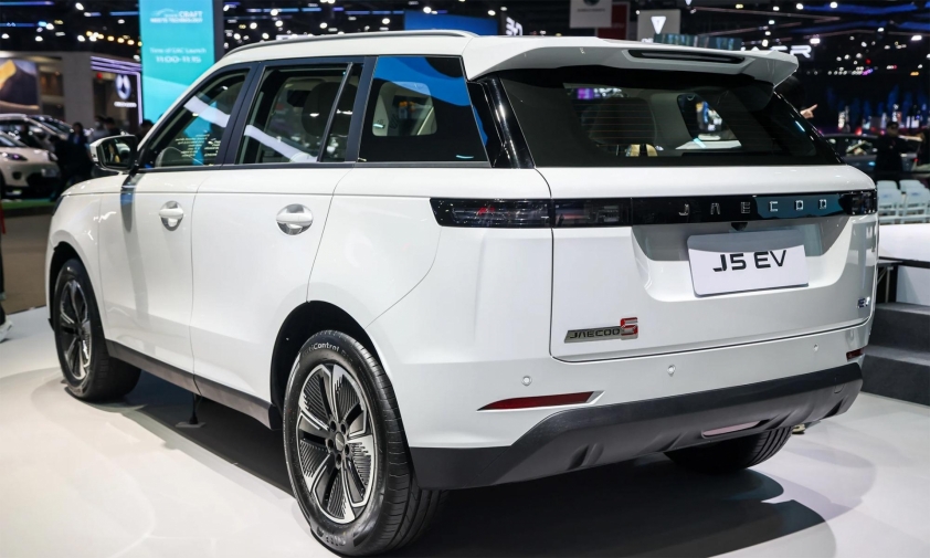 Phần thân và đuôi xe Jaecoo J5 EV gợi nhớ Range Rover Evoque