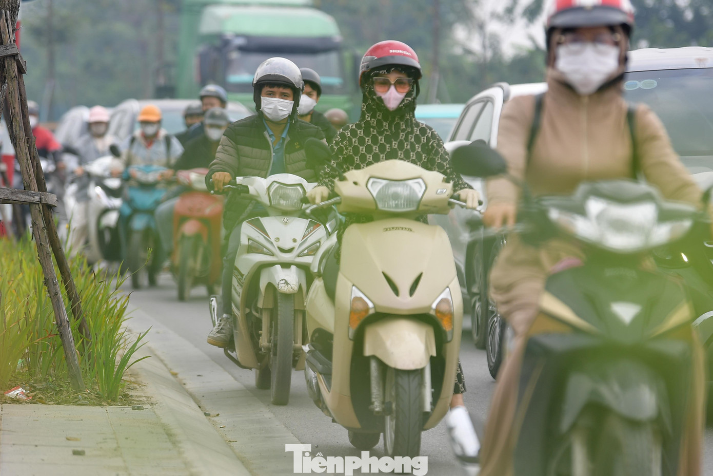 Phương tiện nối đuôi ken đặc trên phố lớn