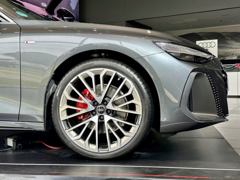 Động cơ, hộp số và tính năng an toàn của Audi A6