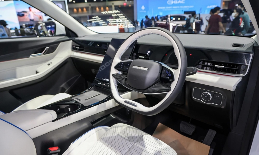 Nội thất cabin Jaecoo J5 EV phong cách tối giản với màn hình cảm ứng lớn