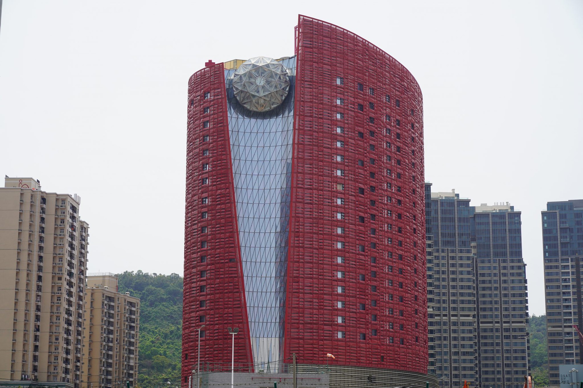 Rolls-Royce Phantom phiên bản đặt riêng Chiếc xe sang trọng với nội thất đỏ rực