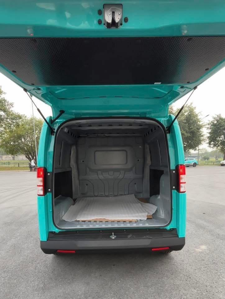 Khoang hàng rộng rãi mở cửa vỏ sò