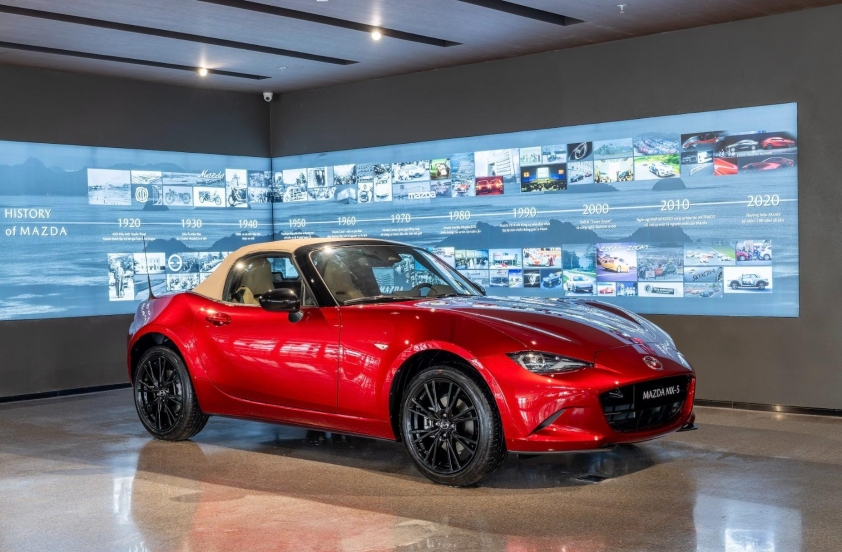 Mazda MX-5 Miata màu đỏ nổi bật