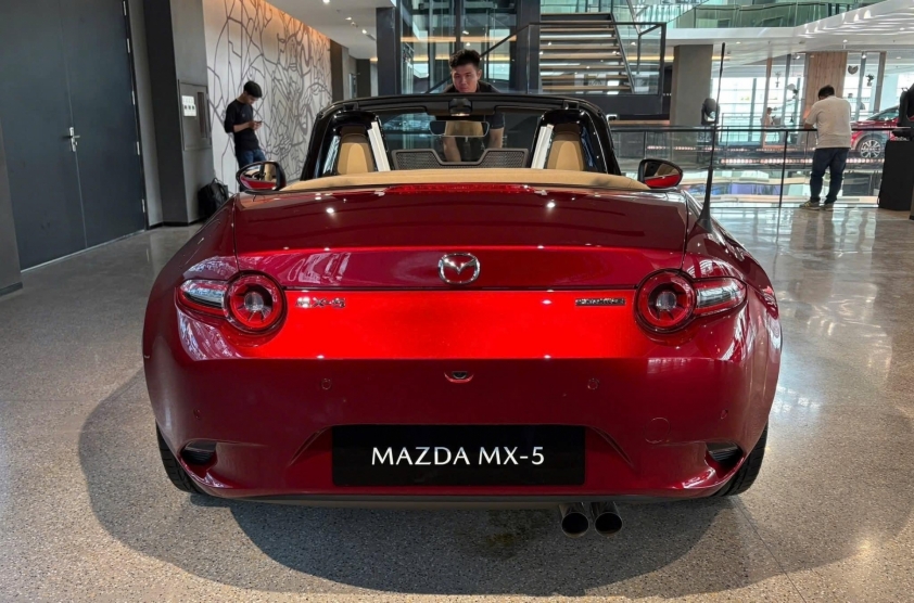 Khoang lái sang trọng của Mazda MX-5 Miata