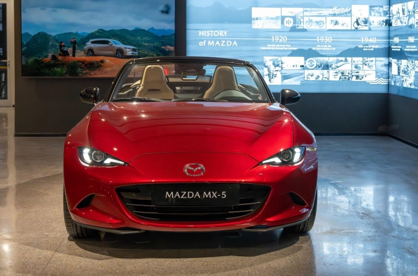 Thiết kế đuôi xe MX-5 Miata với đèn hậu tròn