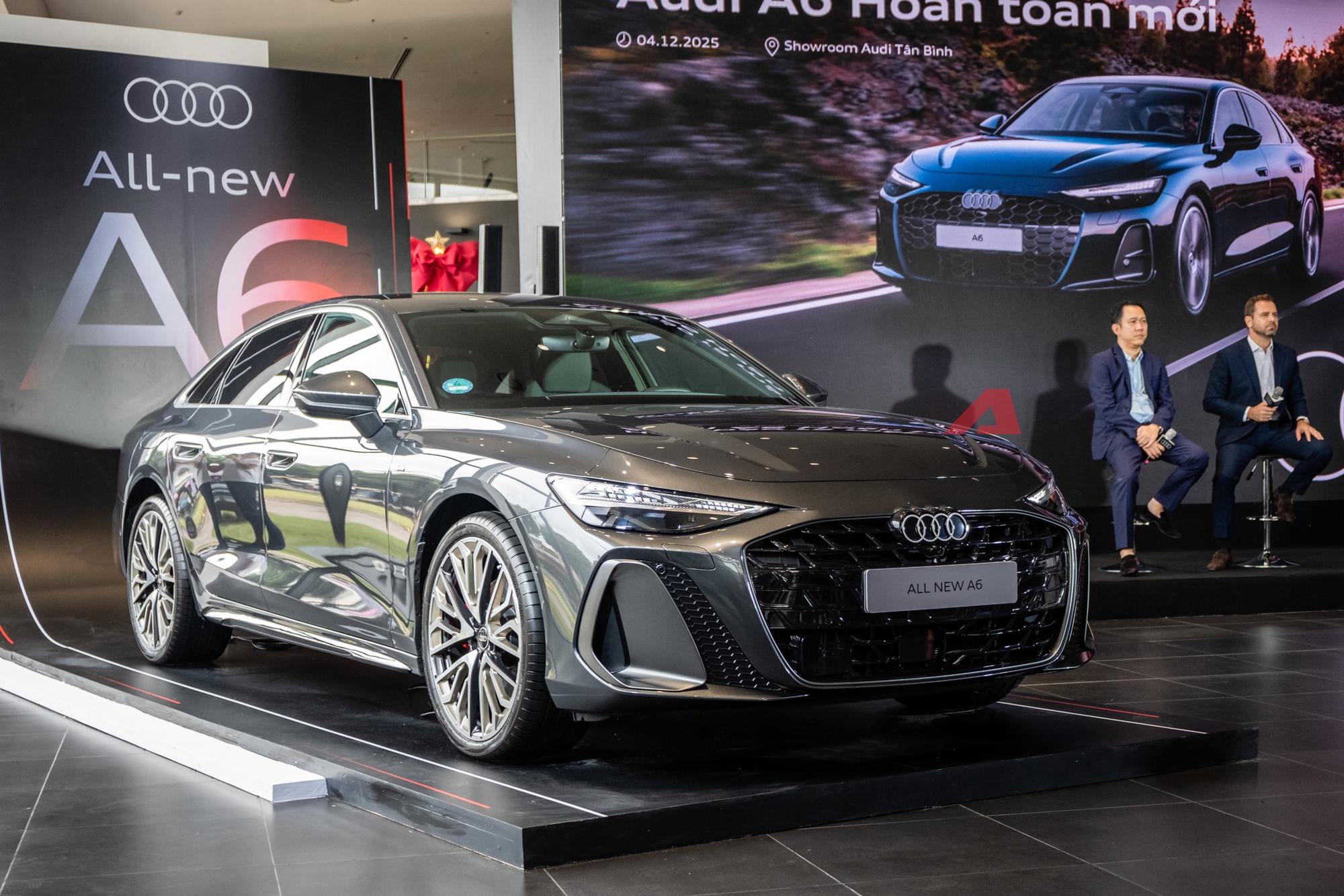 Ba màn hình trong khoang lái Audi A6